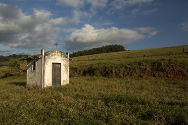 sao paulo - geniş açı yatay kırsalında bir mera üzerinde küçük beyaz Şapel