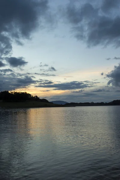 午后日落在一个湖在圣保罗的农村-广角垂直 — 图库照片