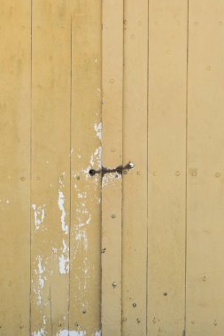 zincir - dikey ile asma kilit sarı boyalı tahtadan yapılmış eski ahır kapısı kilitli