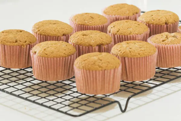 Nieuw kaneel cupcakes gemaakt in een koeling rack — Stockfoto