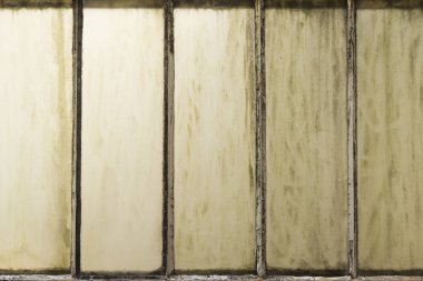 eski ve pis beyaz yarı saydam pencere