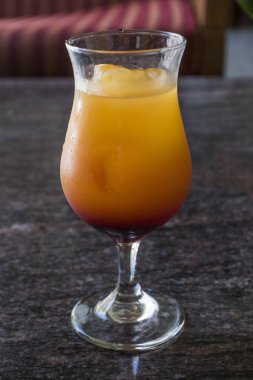 Sarı ve kırmızı tropikal kokteyl bir buzlu bir sıcak yaz gününde