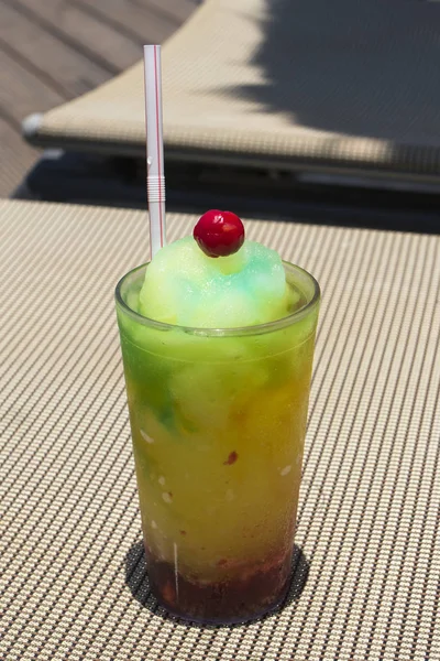 Mavi, yeşil ve kırmızı tropikal bir sıcak yaz günü kokteyl dondurulmuş