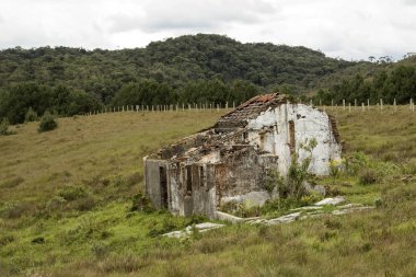 bir alan yok edilen bir evde kalıntıları