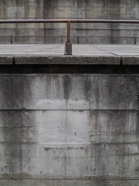 Detalle de pared de hormigón de fondo con barra de hierro tubular — Foto de Stock