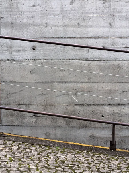 Rampa con barandilla de hierro y muro de hormigón de fondo — Foto de Stock