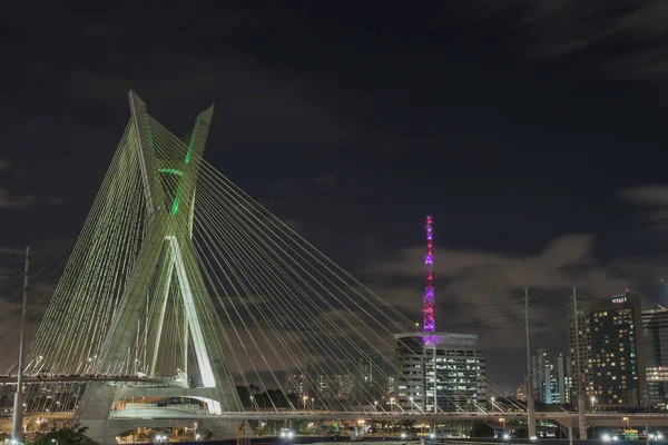 Geceleri pembe kule ile staiada köprü