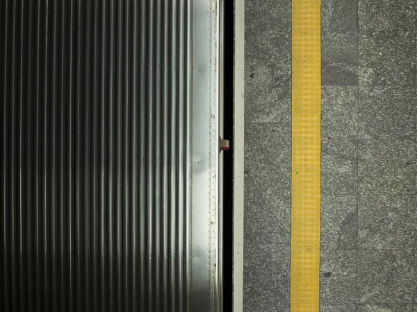 Techo del tren subterráneo y piso de la plataforma — Foto de Stock