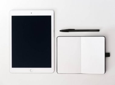 kalem ve onpen boş sketchbook üstten görünüm ile tablet