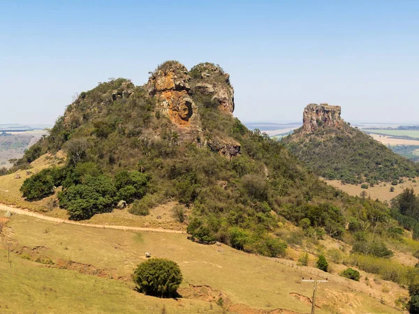 güneşli bir günde Camelo ve cuscuzeiro rock dağ geniş açılı görünüş