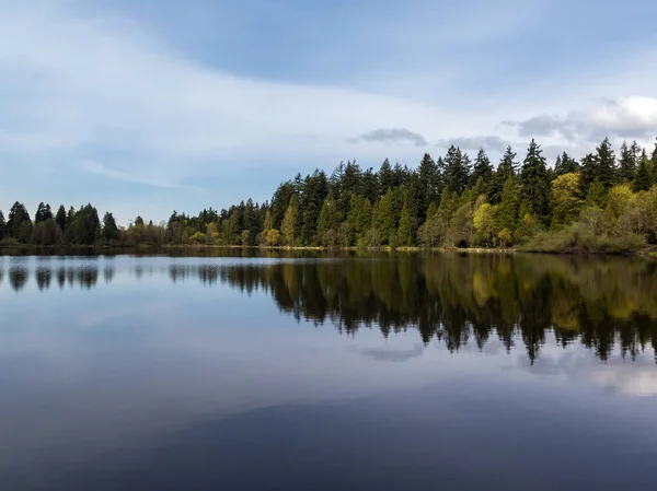 vancouver yılında stanley Park kayıp lagün yansıtan lakeside ağaçlarıyla