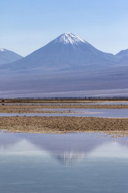 atacama Çölü'nde tuz daireler gölde yansıyan yanardağ