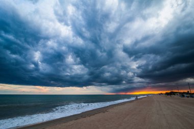 Sahilde günbatımı, fırtına