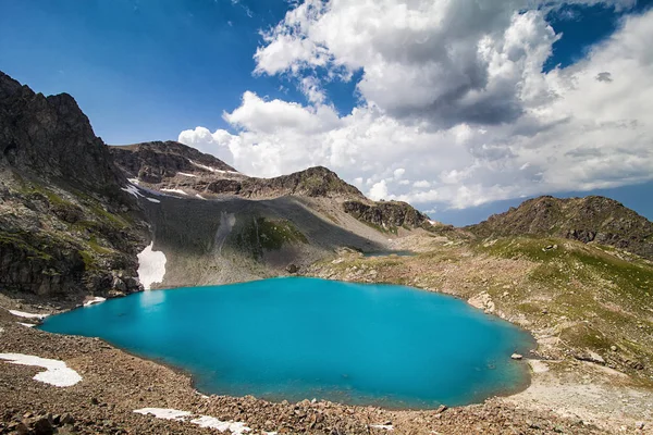 Danau Alpine Biru Antara Bebatuan Dan Puncak Arkhyz — Stok Foto