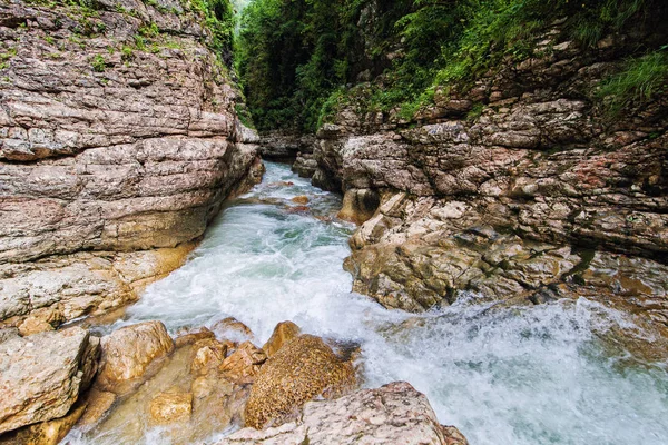 Transparenter Gebirgsfluss in der Schlucht — Stockfoto