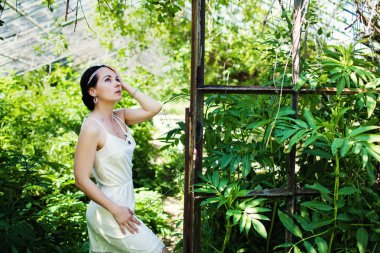 Kız kısa beyaz tahta terk edilmiş bir serada olduğu.