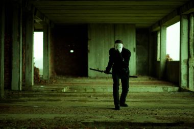 Siyahlı adam terk edilmiş bir binada bir samuray kılıcı katana ile
