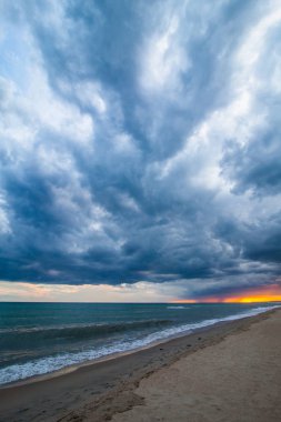 Sahilde günbatımı, fırtına