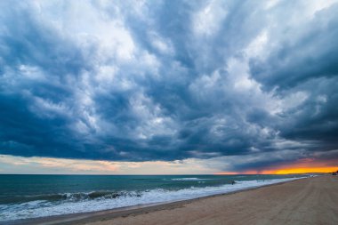 Sahilde günbatımı, fırtına