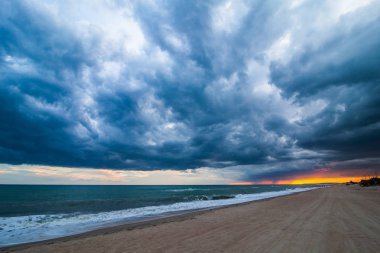 Sahilde günbatımı, fırtına