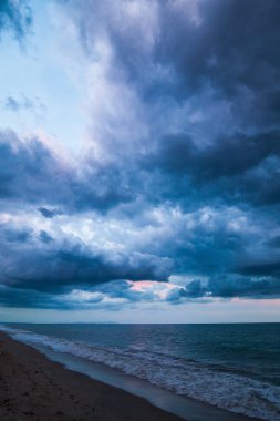 Sahilde günbatımı, fırtına