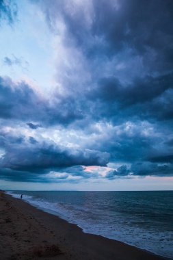 Sahilde günbatımı, fırtına
