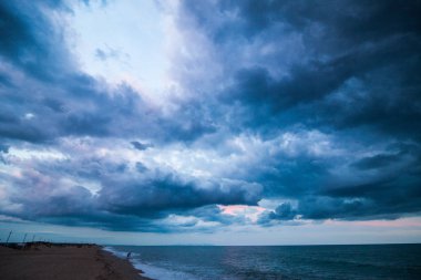 Sahilde günbatımı, fırtına