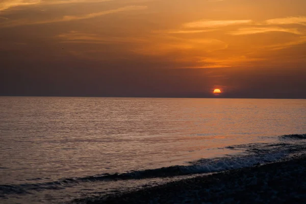 kumlu deniz sahilde günbatımı