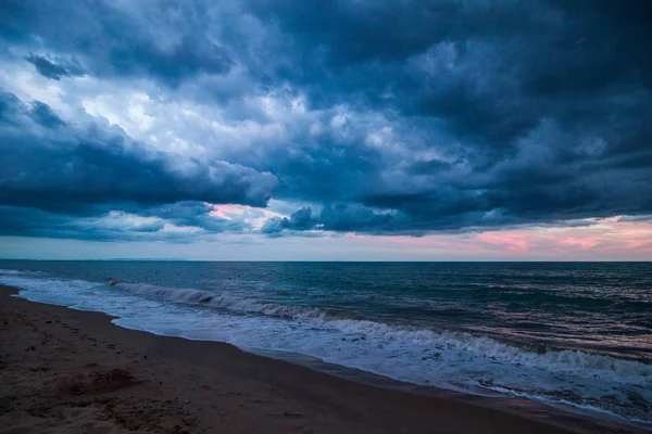 Sahilde günbatımı, fırtına