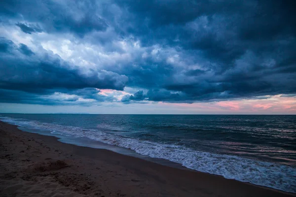 Sahilde günbatımı, fırtına