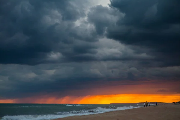 Sahilde günbatımı, fırtına