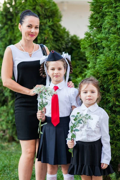 aile anne ve iki kızı ile kravat bilgi günü okul üniformalı