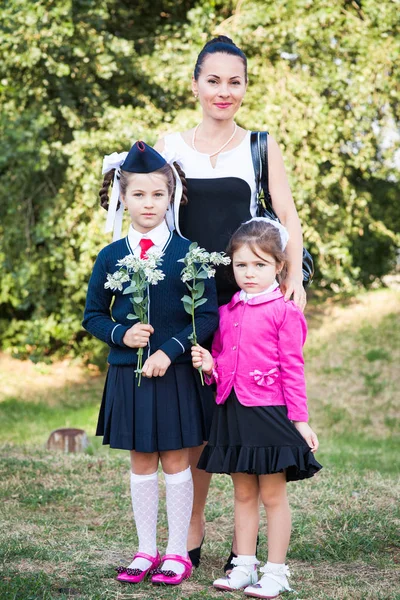 aile anne ve iki kızı ile kravat bilgi günü okul üniformalı