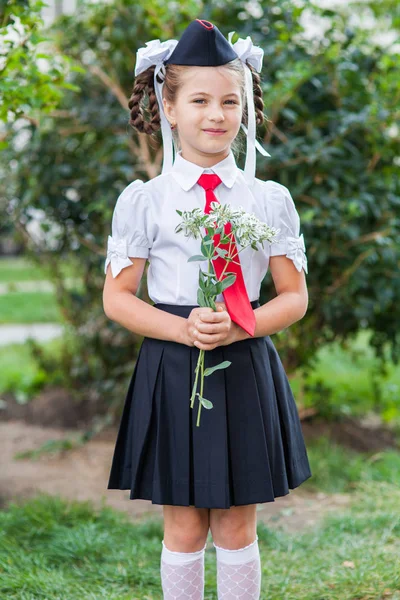 Fille en uniforme scolaire avec une cravate le jour de la connaissance — Photo