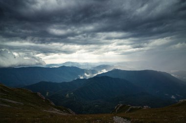 Fırtına yüksek dağlar arasında