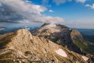 Fırtına yüksek dağlar arasında