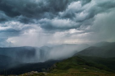 Fırtına yüksek dağlar arasında
