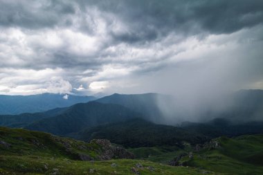 Fırtına yüksek dağlar arasında