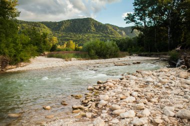 dağ nehir orman fon iki kayalık kıyıları arasında