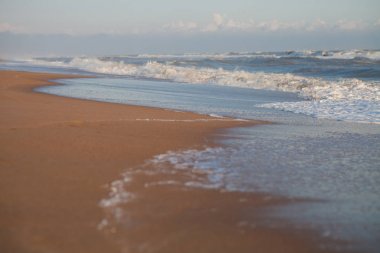 kumlu sahilde denizin güneşin son ışınları dalga sörf