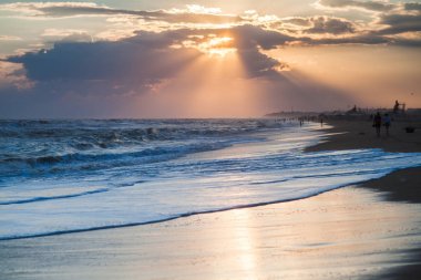 gün batımında kumsal deniz fırtınası