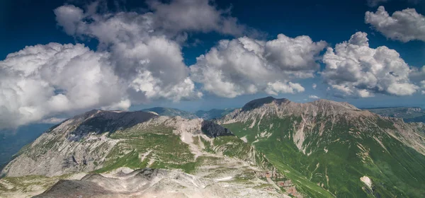 Fırtına yüksek dağlar arasında