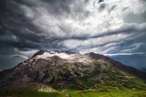 Буря среди высоких гор — стоковое фото