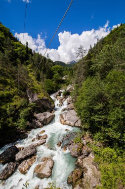 Abhazya Gölü Ritsa alanında yüksek ve güzel şelale Gega denilen