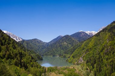 dağlar göl Ritsa suya yansıyan