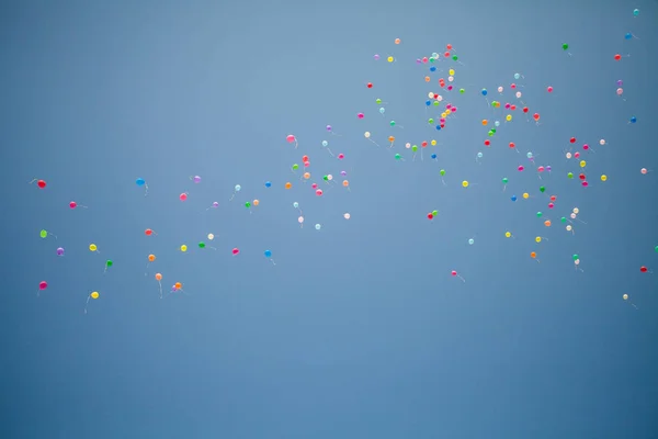 Kleurrijke ballonnen vliegen in de lucht — Stockfoto