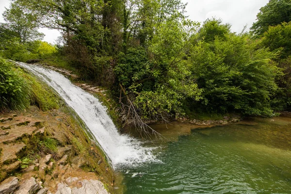Cachoeira em cascata para baixo em uma tigela profunda — Fotografia de Stock