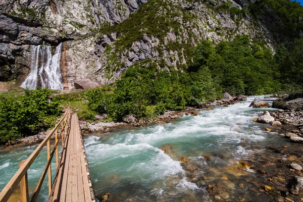 Abhazya Gölü Ritsa alanında yüksek ve güzel şelale Gega denilen