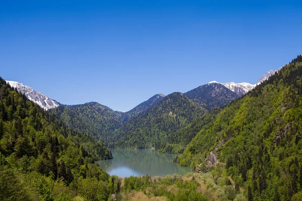 dağlar göl Ritsa suya yansıyan