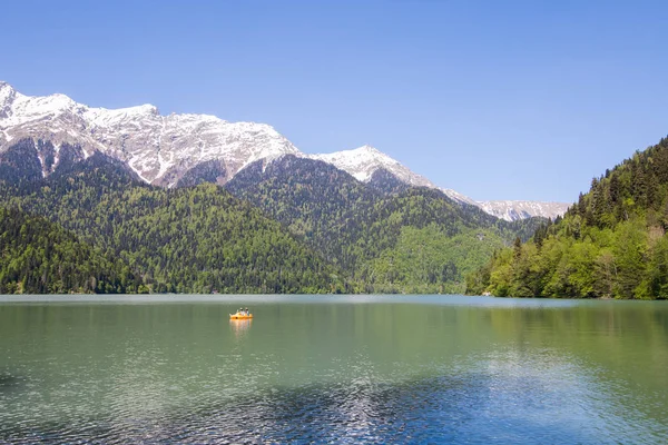 dağlar göl Ritsa suya yansıyan